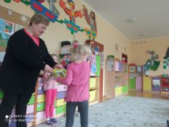 dzieci odbierają nagrody