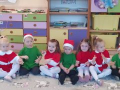 dzieci na siedząco śpiewają