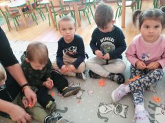 Zabawa w wydzieranie papieru