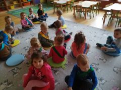 "Pieski do domu- pieski na spacer"- zabawa ruchowa