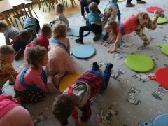 "Pieski do domu- pieski na spacer"- zabawa ruchowa