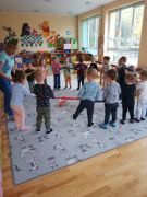 "Popatrzcie na jamniczka"- zabawa ze śpiewem z wykorzystaniem Sigumy