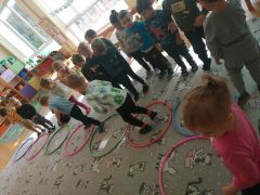 "Kolorowe koła"- Ćwiczenia rozmachowe z kołem hula-hop