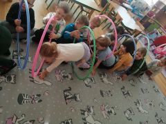"Kolorowe koła"- Ćwiczenia z kołem hula-hop