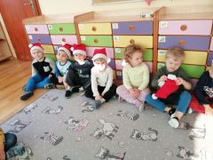 Zdjęcie małej grupki dzieci