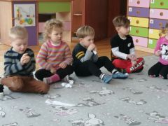 "Co można zrobić z  kartką papieru"- zabawy twórcze