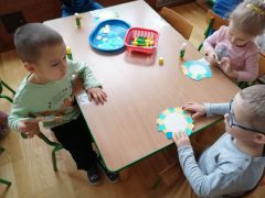 Układamy kalendarze z niebieskich i żółtych kartoników