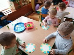 Układamy kalendarze z niebieskich i żółtych kartoników