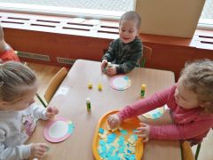 Układamy kalendarze z niebieskich i żółtych kartoników
