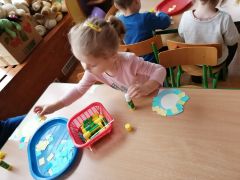Układamy kalendarze z niebieskich i żółtych kartoników