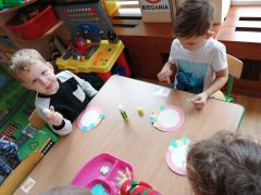 Układamy kalendarze z niebieskich i żółtych kartoników