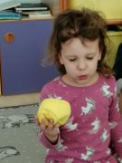 Zabawa sensorycznymi piłkami emotkami