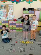 Zabawa sensorycznymi piłkami emotkami