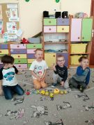 Zabawa sensorycznymi piłkami emotkami
