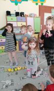 Zabawa sensorycznymi piłkami emotkami