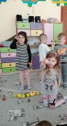 Zabawa sensorycznymi piłkami emotkami