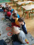 Zabawy utrwalające położenie przedmiotów 