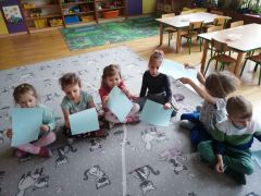 "Grzywa lwa"- rysowanie palcem na papierze do muzyki 