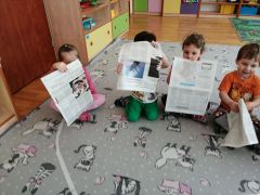 Zabawa z wykorzystaniem gazet i butelek plastikowych