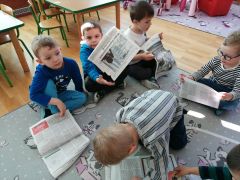 Zabawa z wykorzystaniem gazet i butelek plastikowych