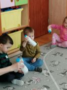 Zabawa z wykorzystaniem gazet i butelek plastikowych