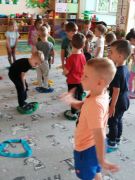 Zabawy ruchowe z szarfami