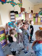 Zabawy ruchowe z szarfami