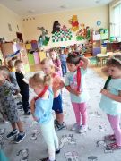 Zabawy ruchowe z szarfami