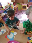 "Pojazdy"- układanie z figur geometrycznych