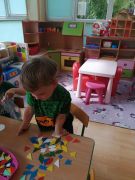 "Pojazdy"- układanie z figur geometrycznych