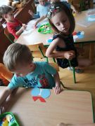 "Pojazdy"- układanie z figur geometrycznych