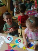 "Pojazdy"- układanie z figur geometrycznych