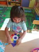 "Pojazdy"- układanie z figur geometrycznych