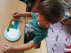 "Pojazdy"- układanie z figur geometrycznych