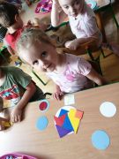 "Pojazdy"- układanie z figur geometrycznych