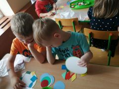 "Pojazdy"- układanie z figur geometrycznych