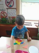 "Pojazdy"- układanie z figur geometrycznych
