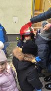 Przymiarka hełmu strażaka 