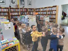 w bibliotece