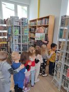 w bibliotece