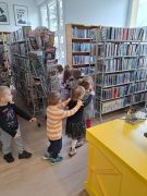 w bibliotece
