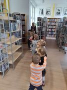 w bibliotece