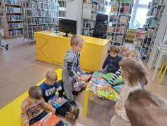 w bibliotece