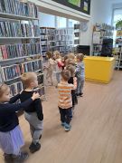 w bibliotece