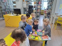 w bibliotece