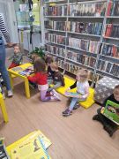 w bibliotece
