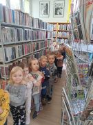 w bibliotece