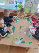 żabki z talerzyka papierowego