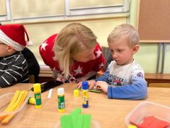 DZIECI I RODZICE WYKONUJĄ ŁAŃCUCHY