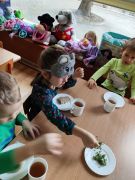 dzieci jedzą zielone kanapki